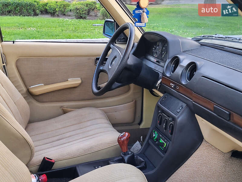 Седан Mercedes-Benz E-Class 1983 в Днепре