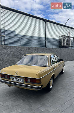 Седан Mercedes-Benz E-Class 1979 в 