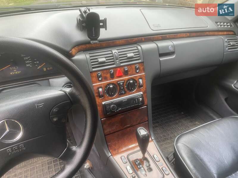 Седан Mercedes-Benz E-Class 2001 в Нововолинську
