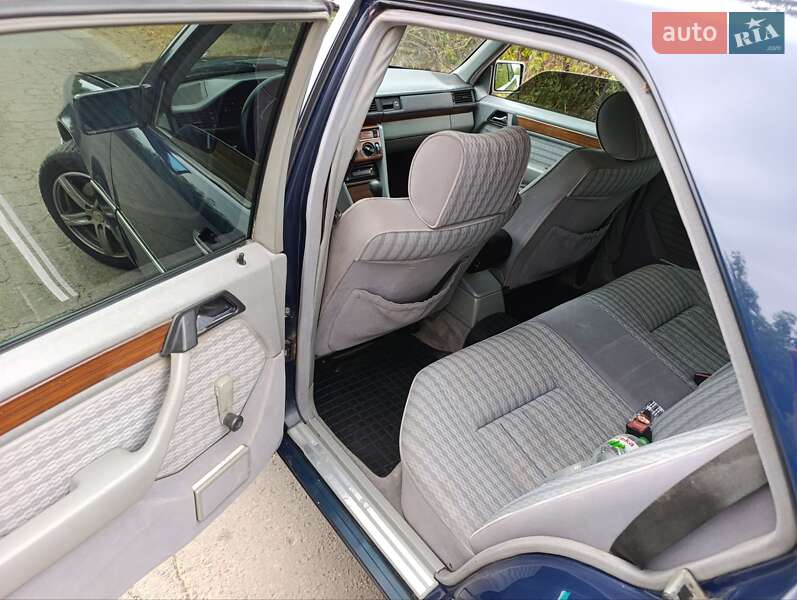 Седан Mercedes-Benz E-Class 1990 в Одессе