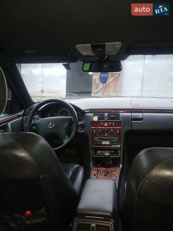 Седан Mercedes-Benz E-Class 2000 в Черновцах