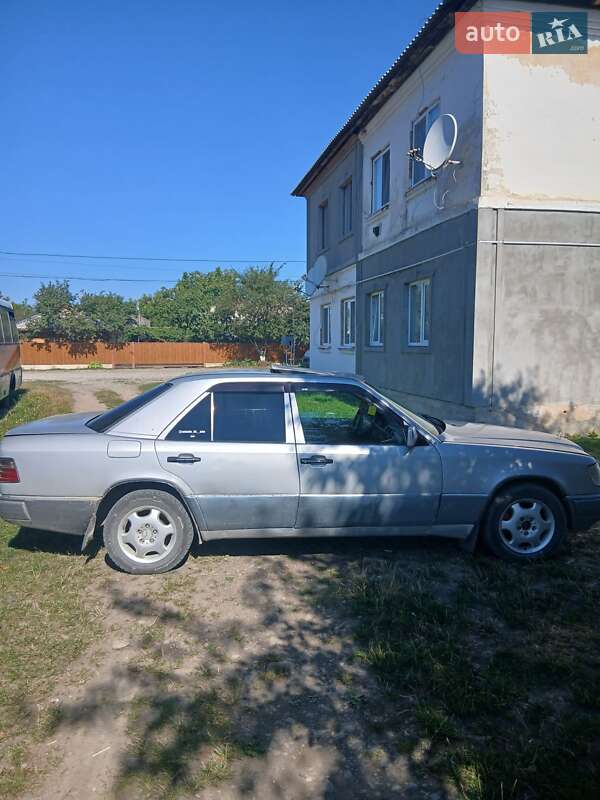 Седан Mercedes-Benz E-Class 1993 в Мілієве