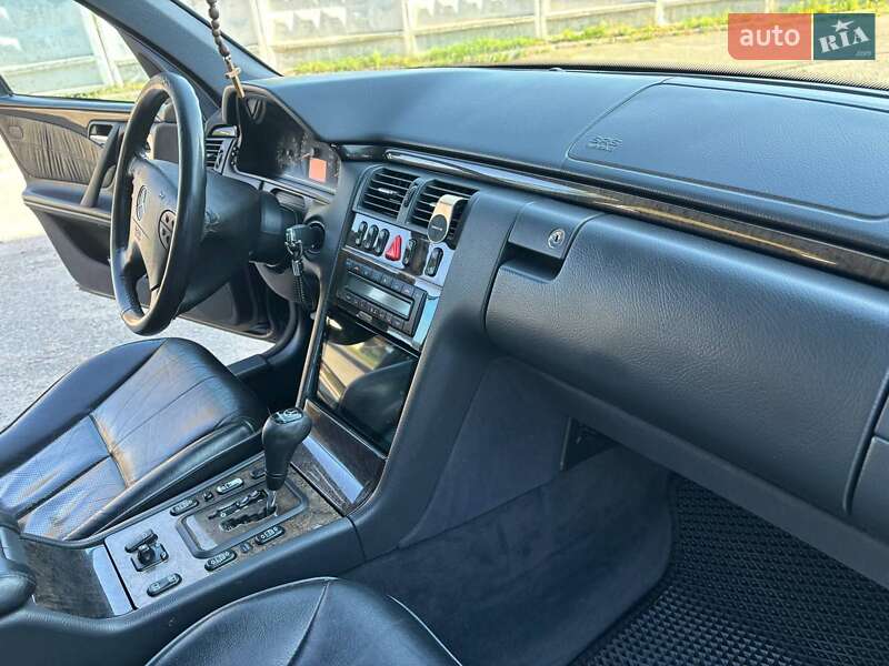 Седан Mercedes-Benz E-Class 2000 в Києві