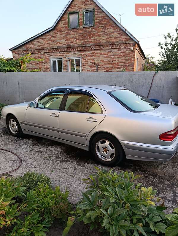 Седан Mercedes-Benz E-Class 2000 в Днепре