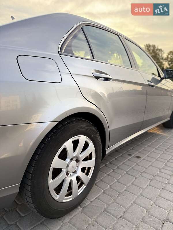 Седан Mercedes-Benz E-Class 2010 в Самборі