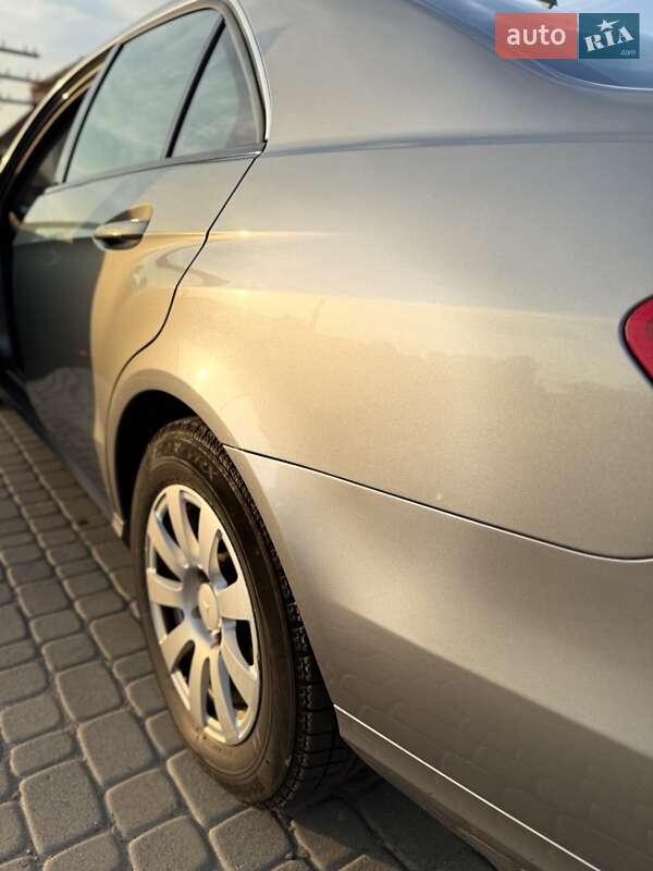 Седан Mercedes-Benz E-Class 2010 в Самборі