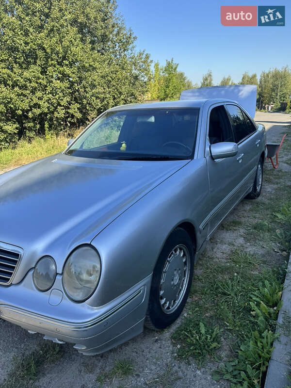 Седан Mercedes-Benz E-Class 2001 в Киеве