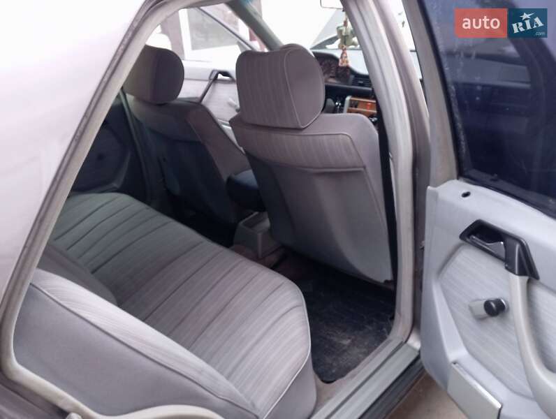 Седан Mercedes-Benz E-Class 1988 в Бершаді