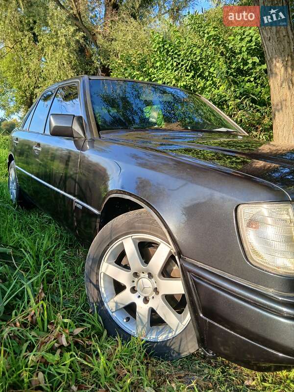 Седан Mercedes-Benz E-Class 1993 в Виннице