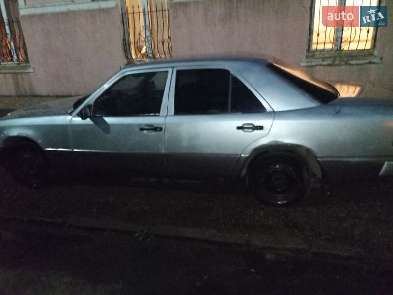 Седан Mercedes-Benz E-Class 1989 в Самборе