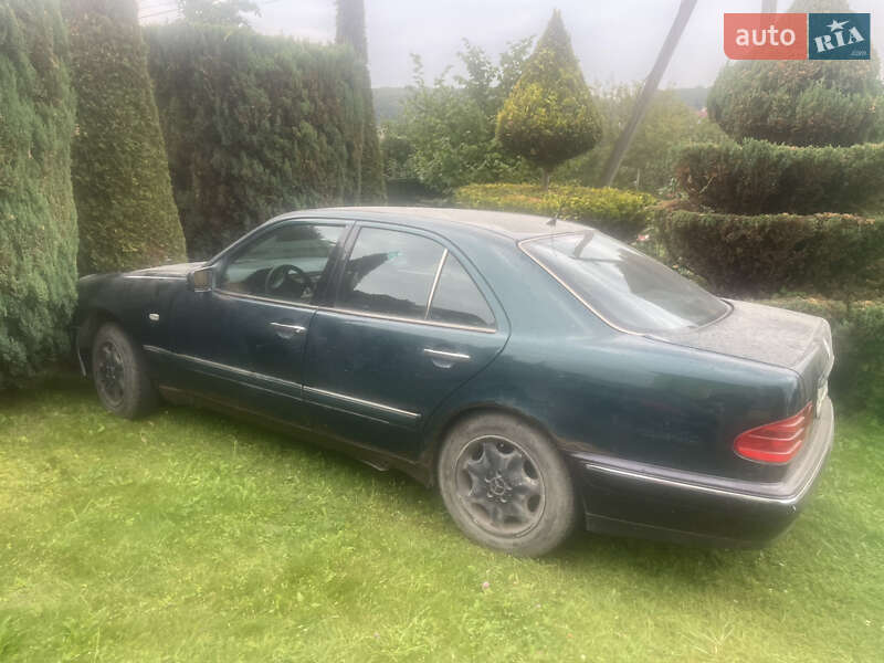 Седан Mercedes-Benz E-Class 1997 в Львове