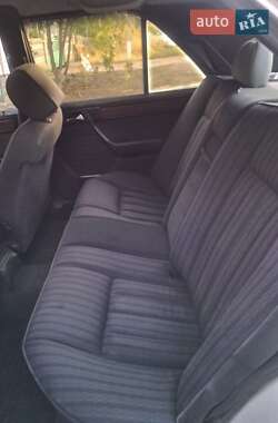 Седан Mercedes-Benz E-Class 1990 в 