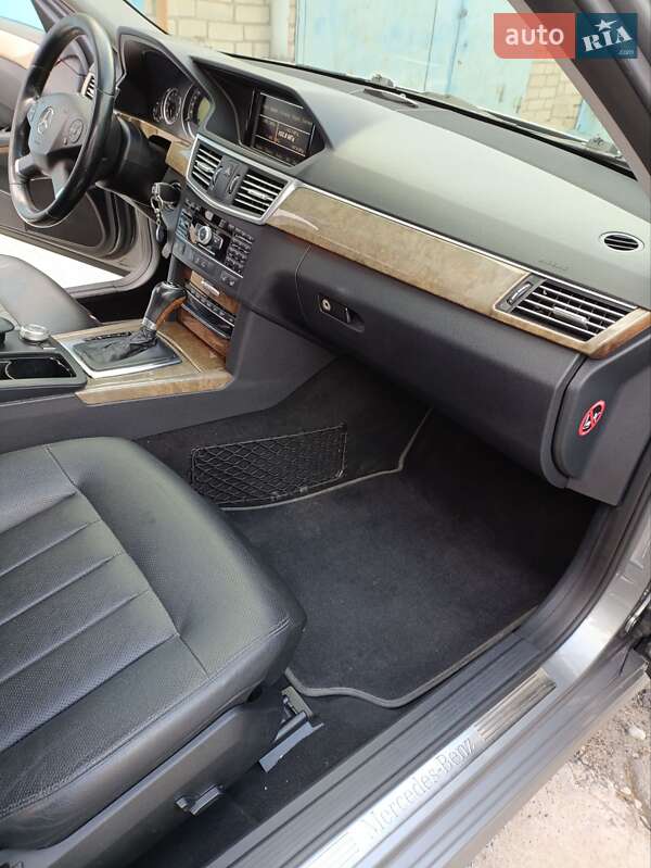Седан Mercedes-Benz E-Class 2011 в Николаеве