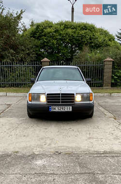 Седан Mercedes-Benz E-Class 1988 в Березному