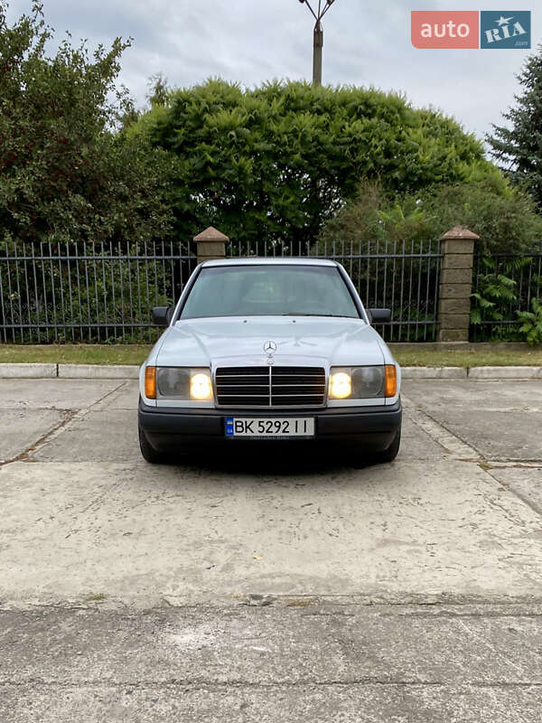 Mercedes-Benz E-Class 1988