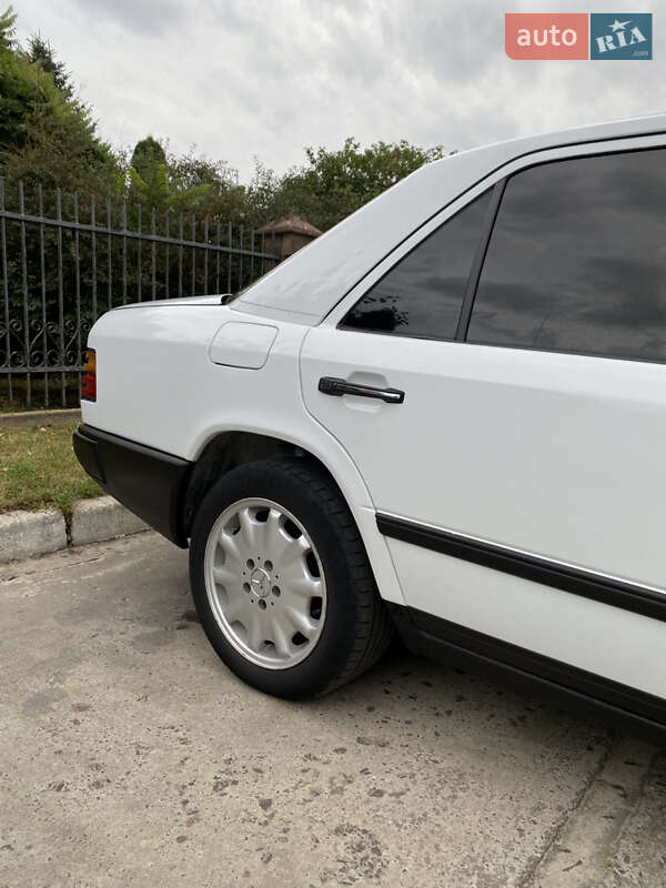 Седан Mercedes-Benz E-Class 1988 в Березному