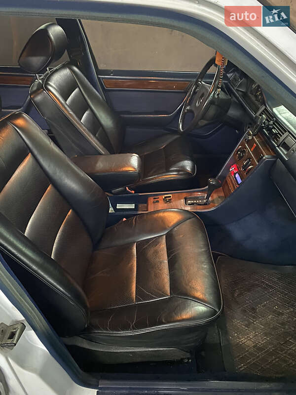 Седан Mercedes-Benz E-Class 1988 в Березному