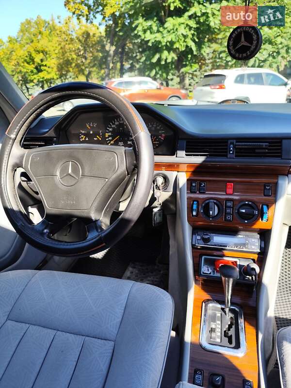 Седан Mercedes-Benz E-Class 1994 в Днепре