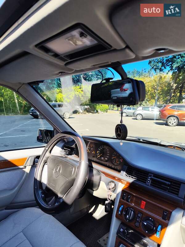 Седан Mercedes-Benz E-Class 1994 в Днепре