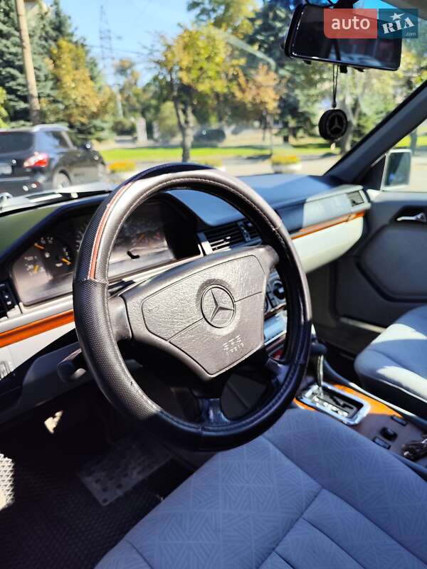 Седан Mercedes-Benz E-Class 1994 в Днепре