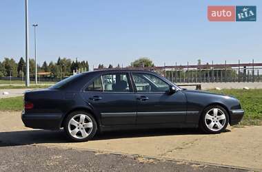 Седан Mercedes-Benz E-Class 2001 в 