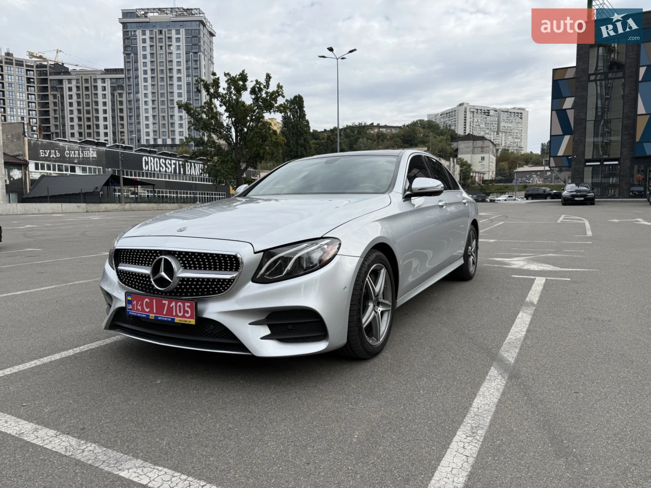 Ідеальний стан, без ДТП, повний привід, AMG обвіс, гальма посиленні Mercedes Sport, диски AMG, повна комплектація, 245 к.с., 9ти ст. АКПП, команд 5.5, великий монітор, кермо рестайлінгове, підсвітка салону зі зміною кольорів, панорама, преміум звук, задня шторка.

По автомобілю: зроблено повне ТО, масло двигуна, масло в коробці, замінено антифриз та гальмівну рідину, всі фільтра в авто, новий акумулятор. Замінено задні колодки на топові AES, авто перекодовано на стандарти Європи, панель приладів європейська, замінено задню оптику на європейську.

Комплектація. Повний привід. AMG бампер, пороги, спортивні гальма, AMG колеса. Память та підігрів передніх сидінь та дзеркал. Камери 360, парктроники, та парковочний асистент. Шторка заднього скла. RGB преміум підсвітка салону, панорамний люк, датчики мертвих зон. Великий монітор та преміум музика Burmister, бездротова зарядка телефона та CarPlay. В спинках передніх сидінь є оригінальне кріплення з живленням для моніторів для задніх пасажирів. Вартість 2 моніторів на Android $500.