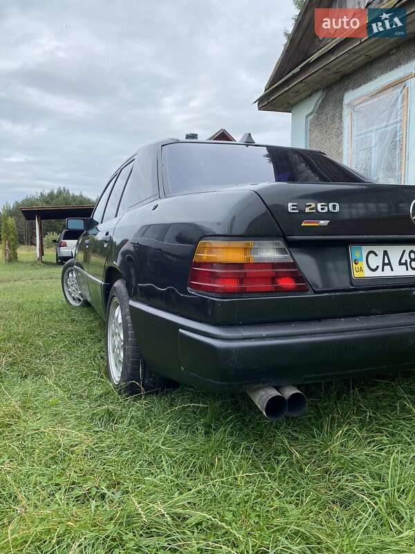 Седан Mercedes-Benz E-Class 1987 в Корце