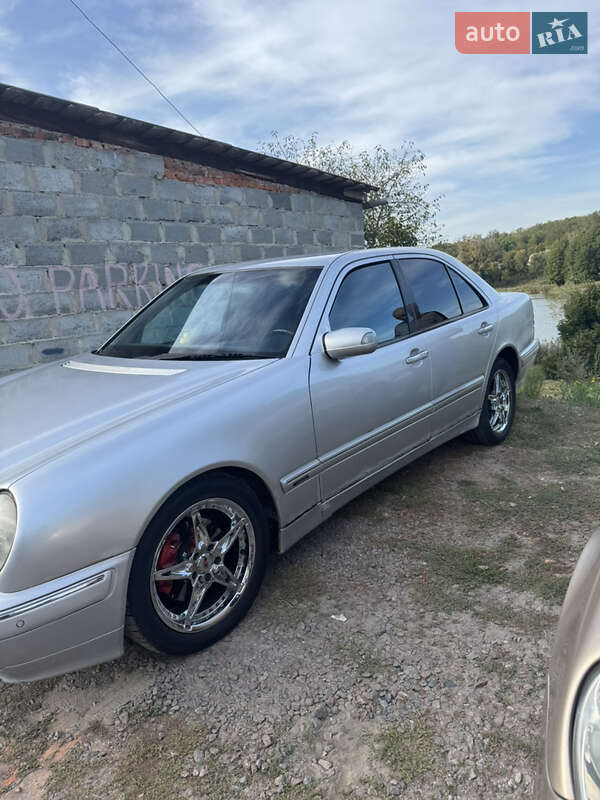Седан Mercedes-Benz E-Class 2001 в Киеве
