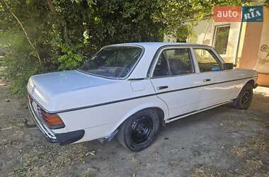 Седан Mercedes-Benz E-Class 1980 в 