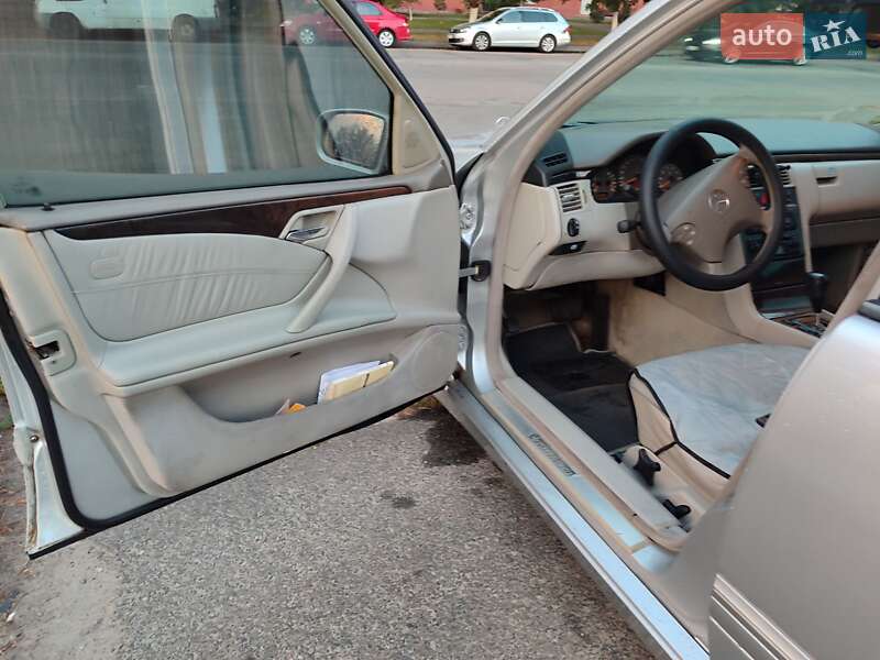 Седан Mercedes-Benz E-Class 2000 в Киеве