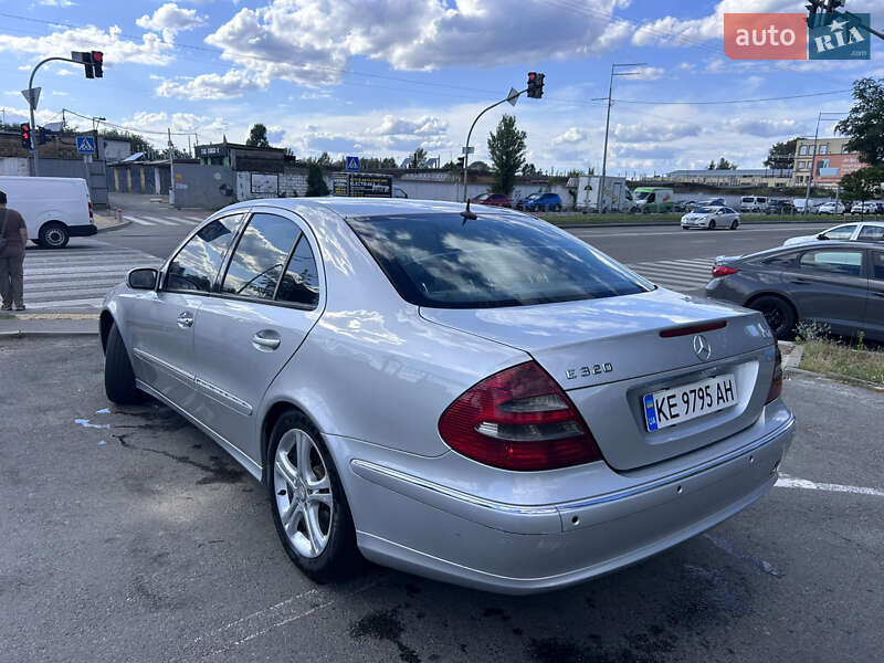 Седан Mercedes-Benz E-Class 2003 в Киеве