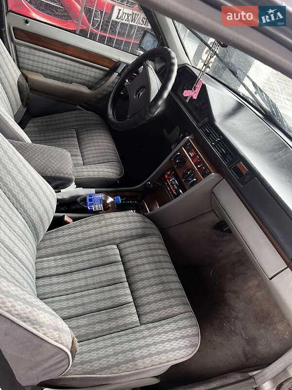 Седан Mercedes-Benz E-Class 1990 в Львове