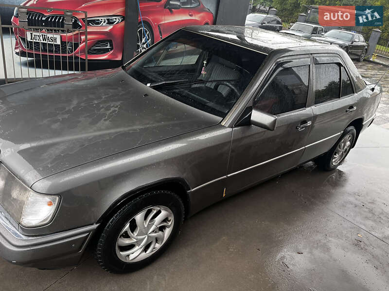 Седан Mercedes-Benz E-Class 1990 в Львове