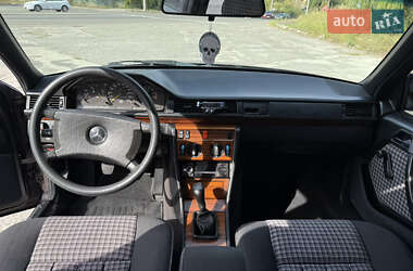 Седан Mercedes-Benz E-Class 1992 в 