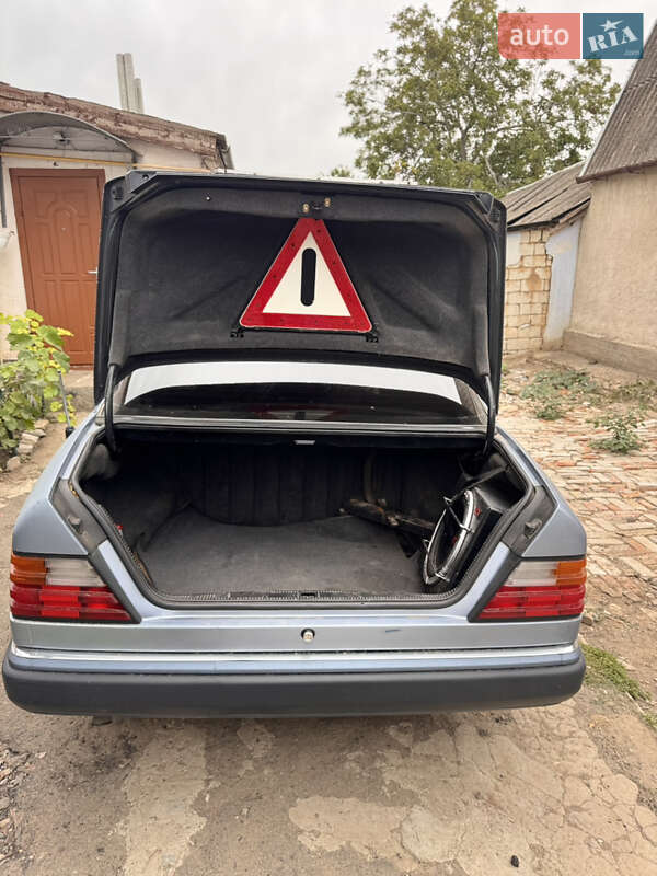 Седан Mercedes-Benz E-Class 1992 в Николаеве