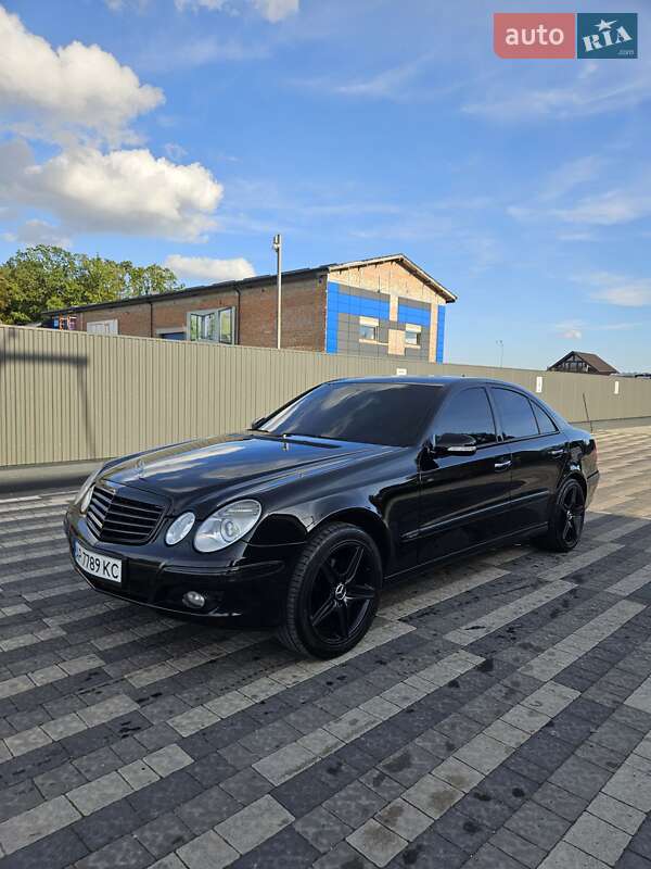 Седан Mercedes-Benz E-Class 2007 в Конопнице