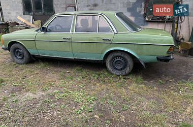 Седан Mercedes-Benz E-Class 1984 в 
