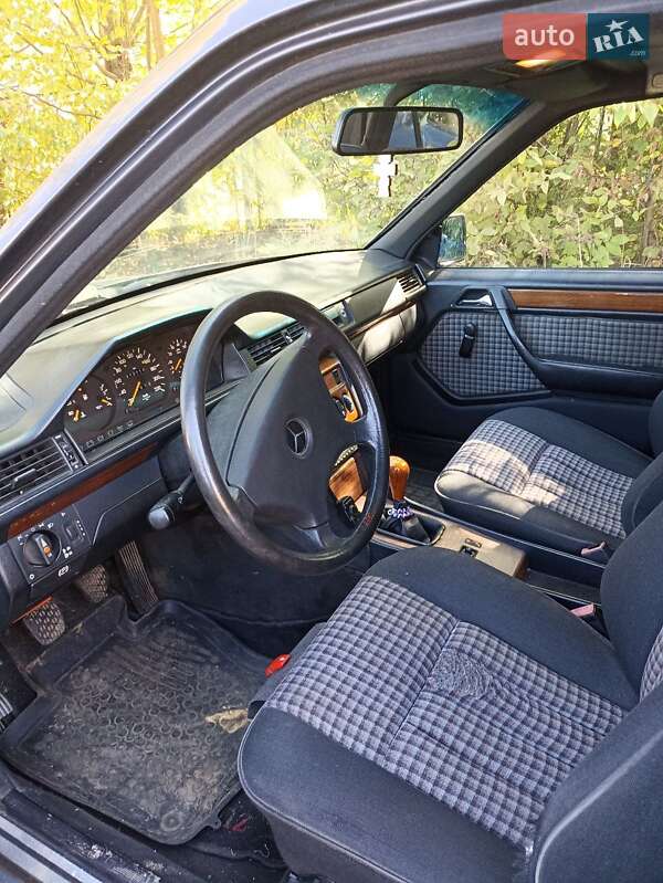 Седан Mercedes-Benz E-Class 1990 в Калуше