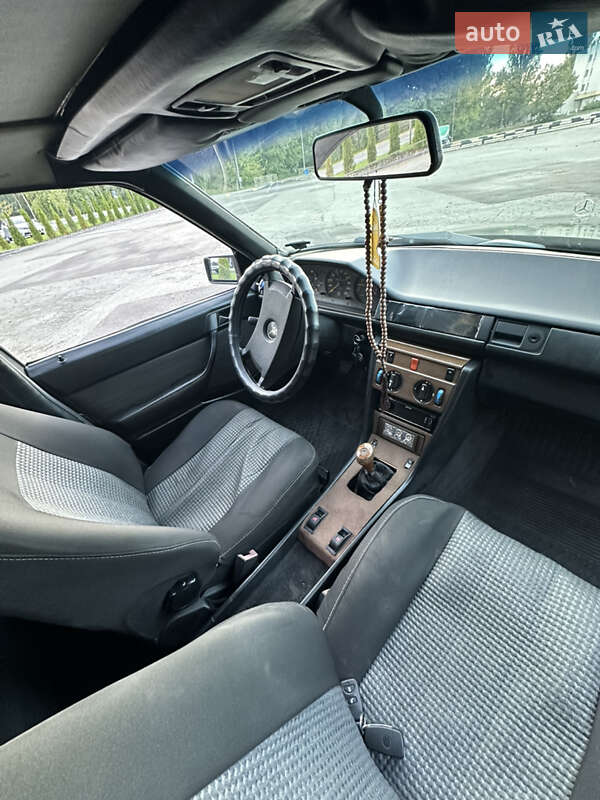 Седан Mercedes-Benz E-Class 1988 в Киеве