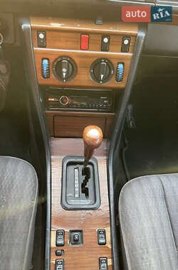 Седан Mercedes-Benz E-Class 1988 в 