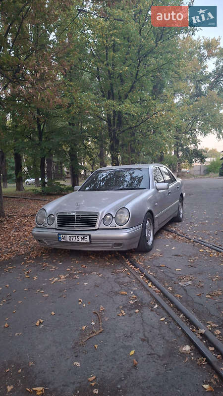 Седан Mercedes-Benz E-Class 1996 в Днепре