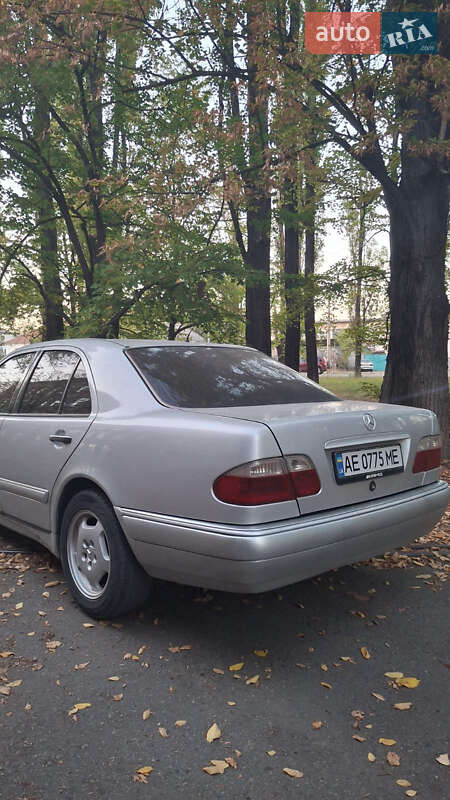 Седан Mercedes-Benz E-Class 1996 в Днепре
