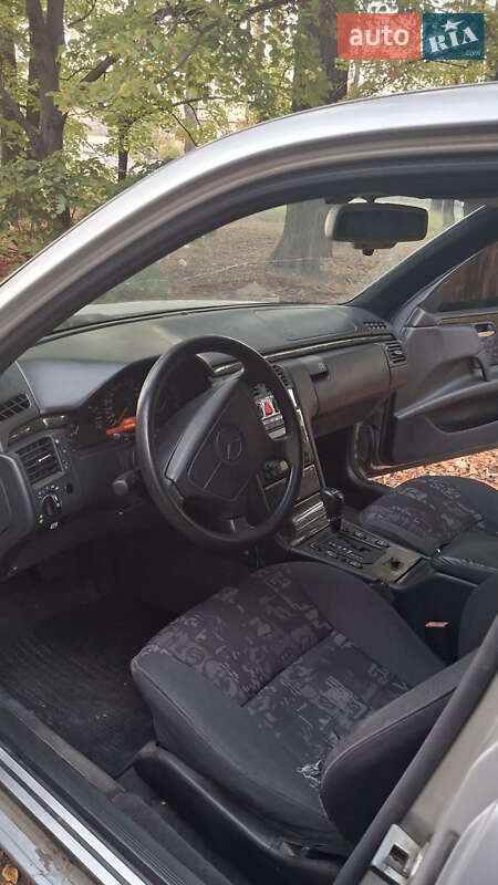 Седан Mercedes-Benz E-Class 1996 в Днепре