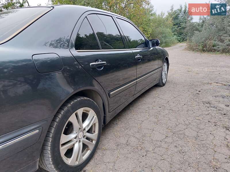 Седан Mercedes-Benz E-Class 2001 в Кицмани