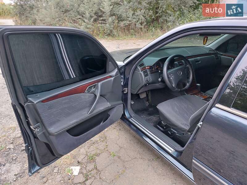 Седан Mercedes-Benz E-Class 2001 в Кицмани
