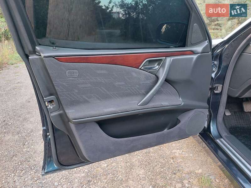 Седан Mercedes-Benz E-Class 2001 в Кицмани