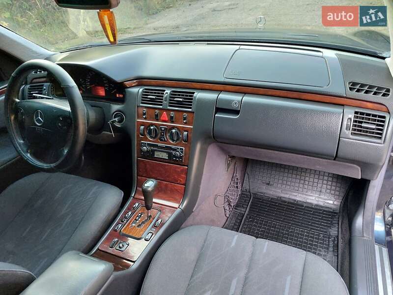 Седан Mercedes-Benz E-Class 2001 в Кицмани
