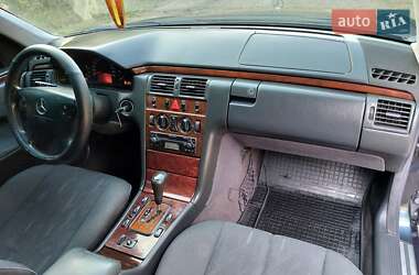Седан Mercedes-Benz E-Class 2001 в 