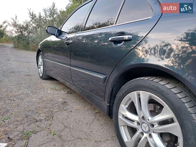 Седан Mercedes-Benz E-Class 2001 в Кицмани