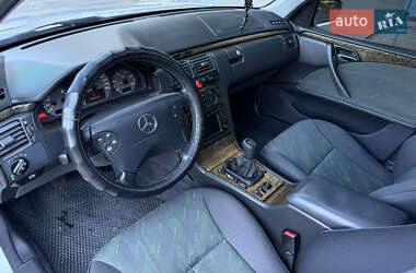 Седан Mercedes-Benz E-Class 2000 в 